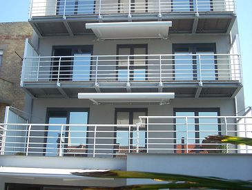 Knikarmschermen aan moderne woningen