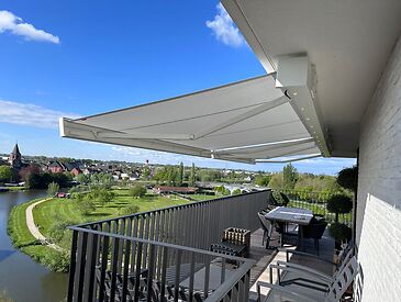 Knikarmschermen aan moderne woningen