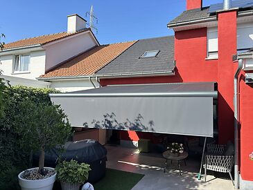 Knikarmschermen met oprolbare volant