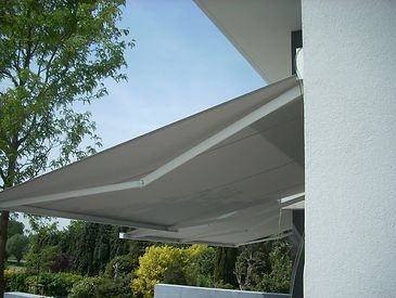 Knikarmschermen aan moderne woningen