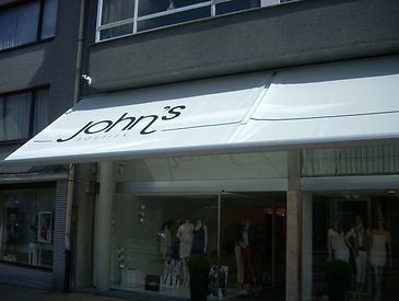 Knikarmscherm aan winkel