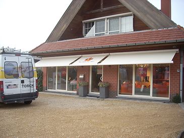 Knikarmscherm aan winkel