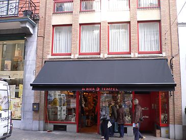 Knikarmscherm aan winkel