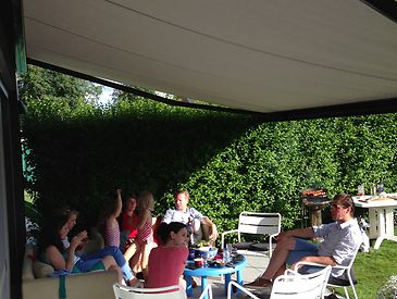 Knikarmschermen aan moderne woningen