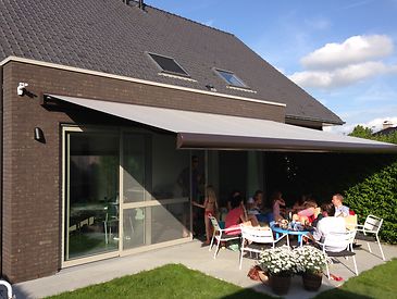 Knikarmschermen aan moderne woningen