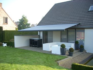 Knikarmschermen aan moderne woningen