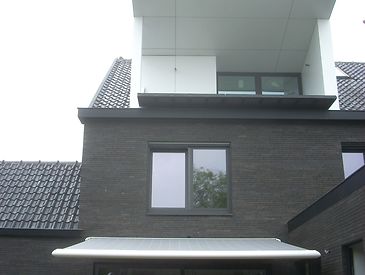 Knikarmschermen aan moderne woningen