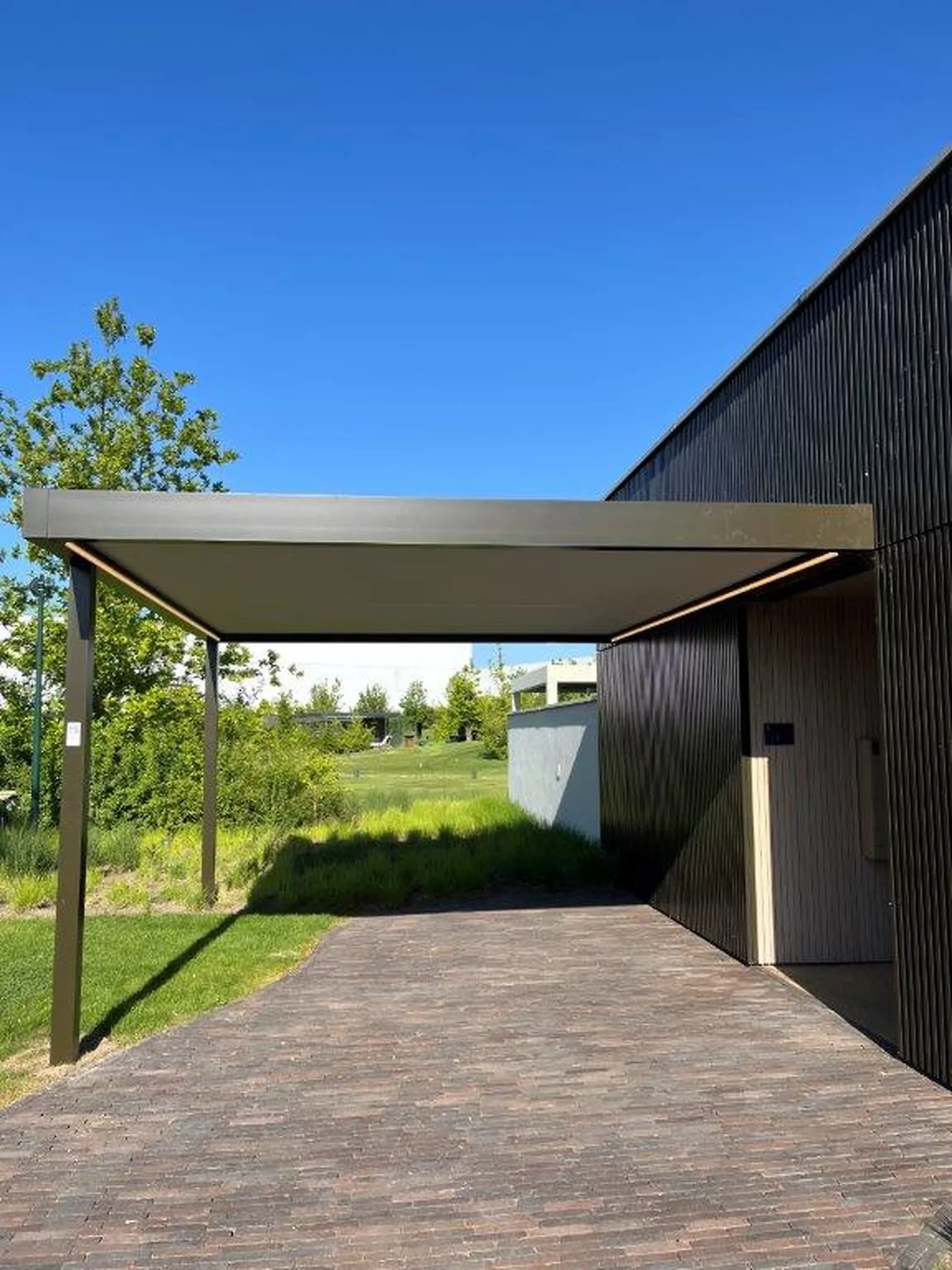 Een strak plafond boven je terras