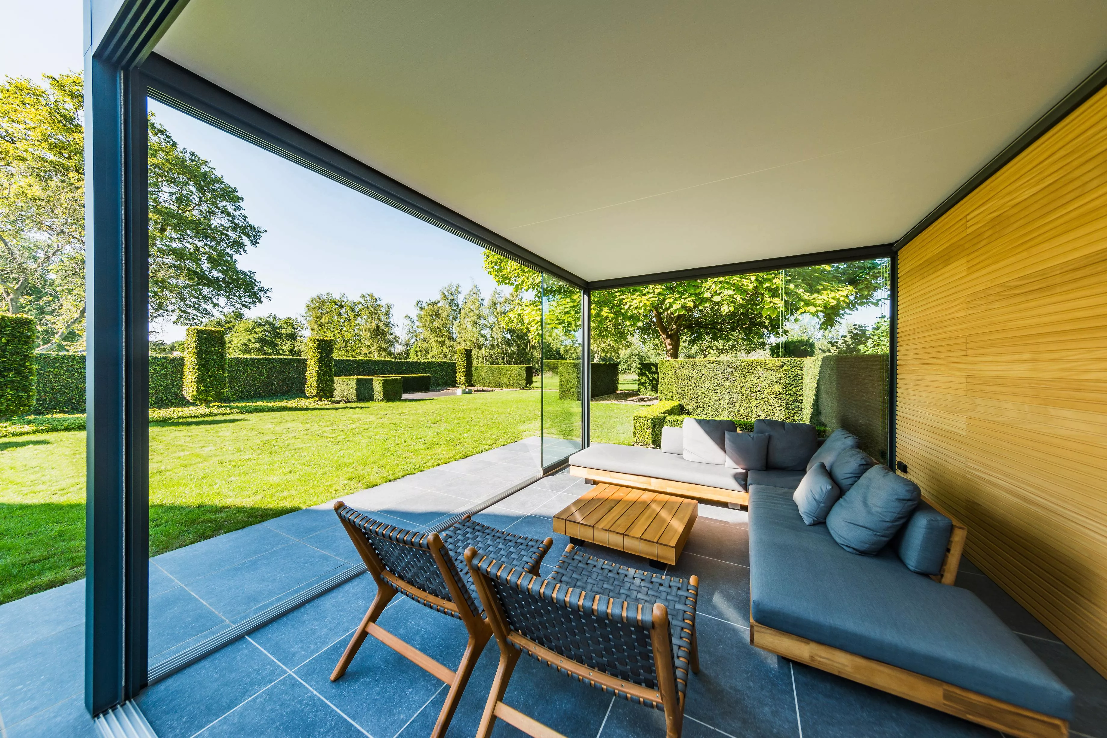 Een strak plafond boven je terras